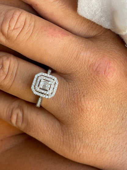 Anillo CLIO en oro blanco 18 ktes con centro en brillantes y baguettes.