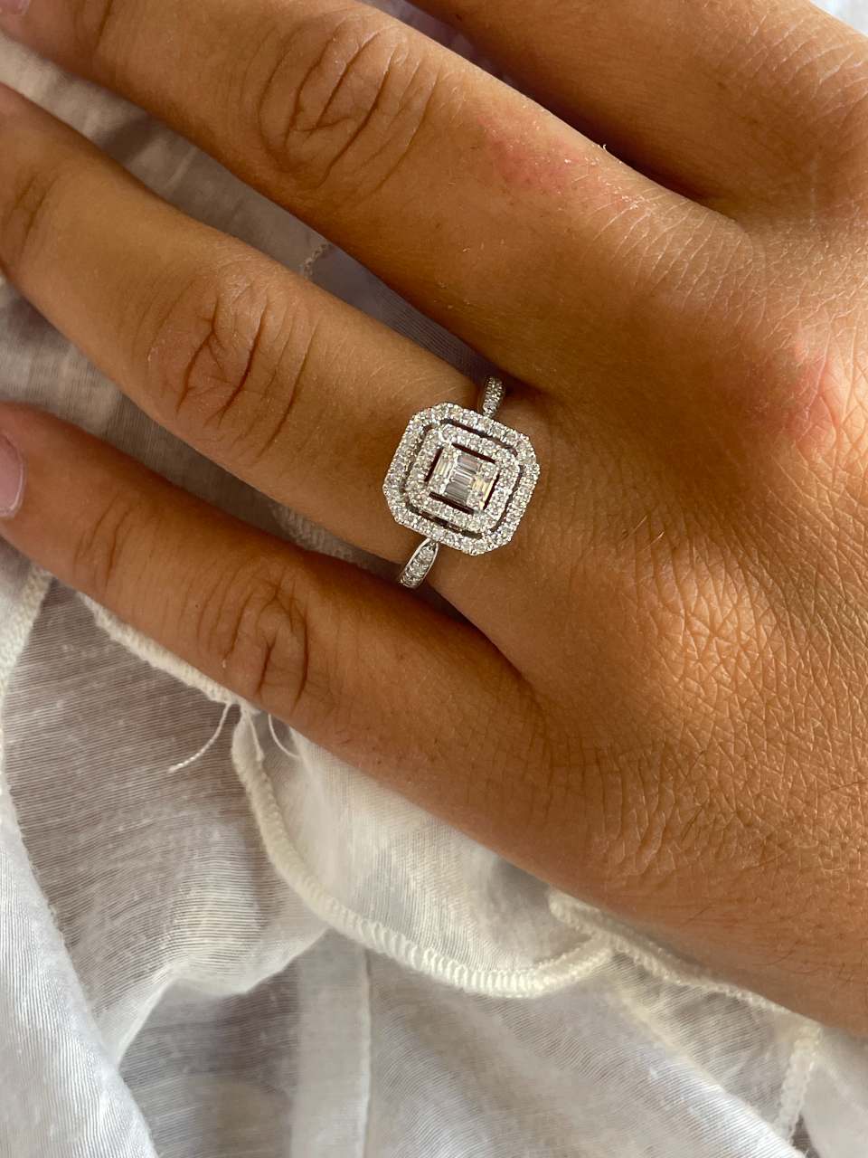 Anillo CLIO en oro blanco 18 ktes con centro en brillantes y baguettes.