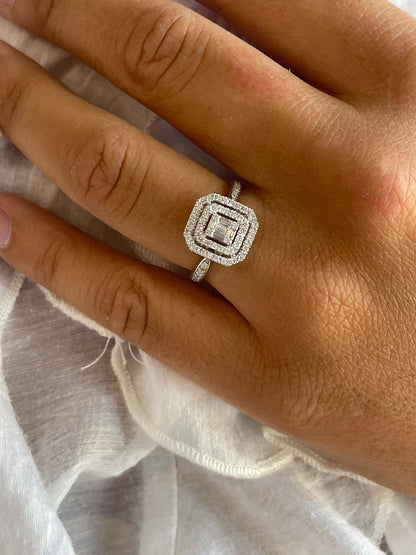 Anillo CLIO en oro blanco 18 ktes con centro en brillantes y baguettes.