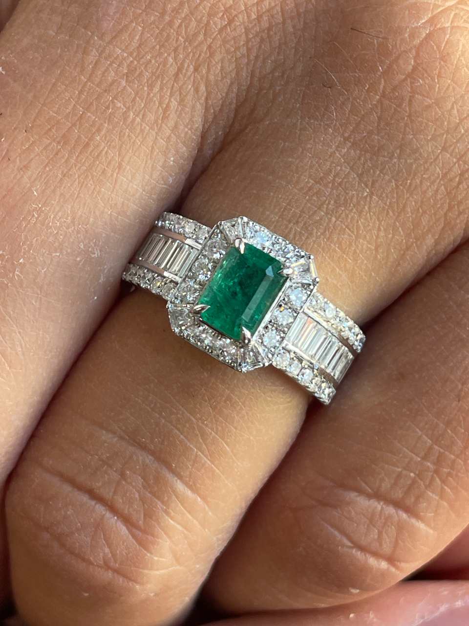 Anillo TALIANA  roseta esmeralda, brillantes y baguettes en oro blanco de 18 ktes.