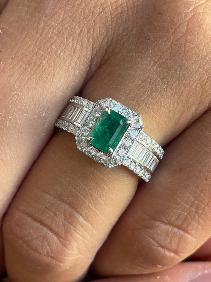 Anillo TALIANA  roseta esmeralda, brillantes y baguettes en oro blanco de 18 ktes.
