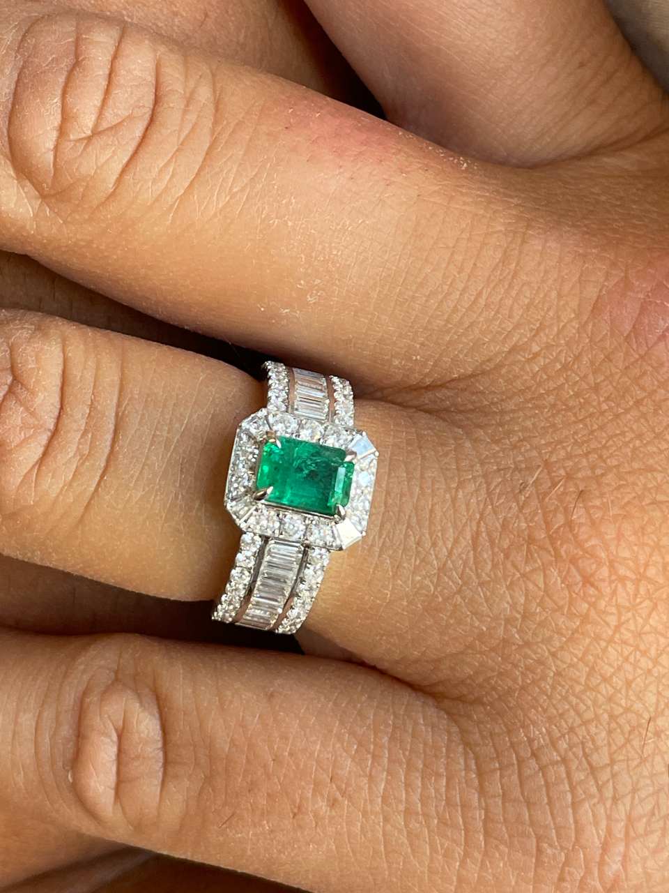 Anillo TALIANA  roseta esmeralda, brillantes y baguettes en oro blanco de 18 ktes.