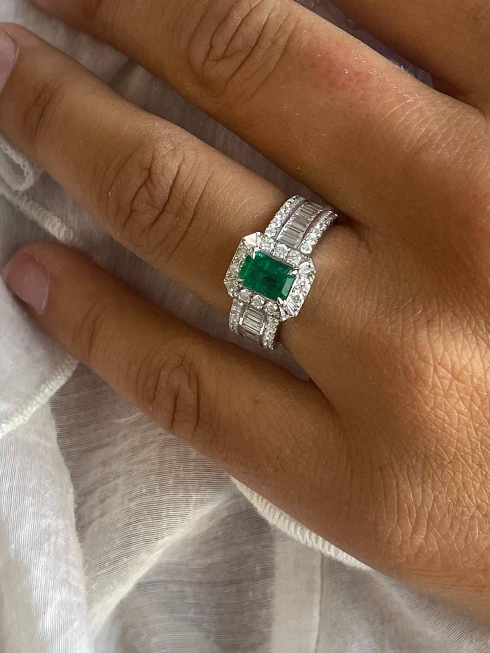 Anillo TALIANA  roseta esmeralda, brillantes y baguettes en oro blanco de 18 ktes.