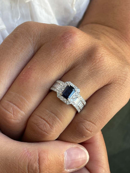 Anillo NEREIDA en oro blanco 18 ktes con zafiros y brillantes.