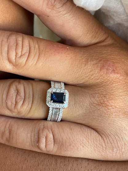Anillo NEREIDA en oro blanco 18 ktes con zafiros y brillantes.
