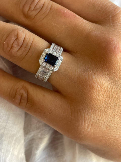 Anillo NEREIDA en oro blanco 18 ktes con zafiros y brillantes.