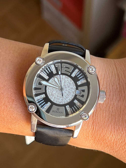 Reloj Román blanco y negro con correa de seda negra.