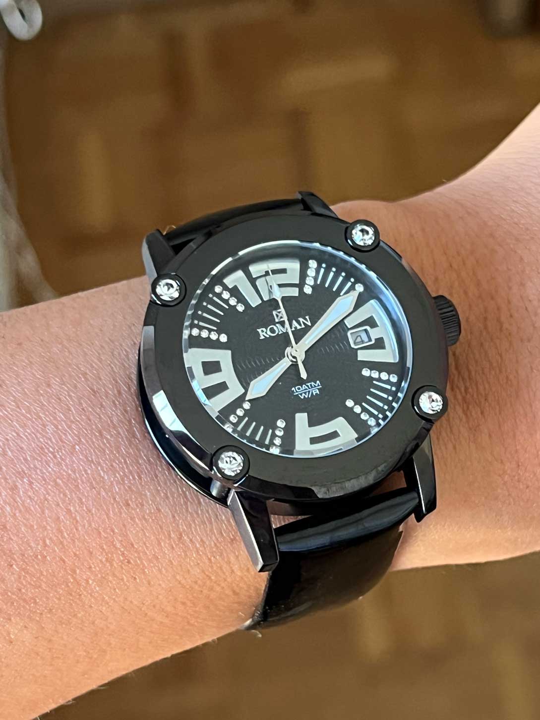 Reloj Román color negro con correa de seda color negro.