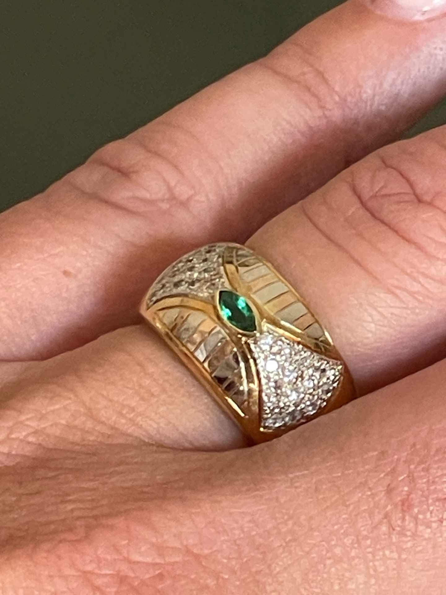 Anillo LAMUS de esmeralda y brillantes en oro de 3 colores 18 ktes