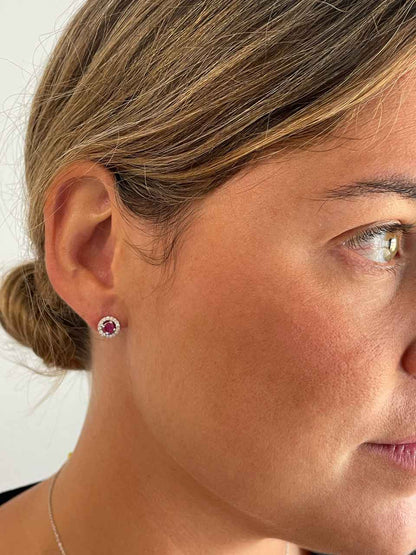 Pendiente GAC oro blanco de 18 ktes centro color rodeado de brillantes