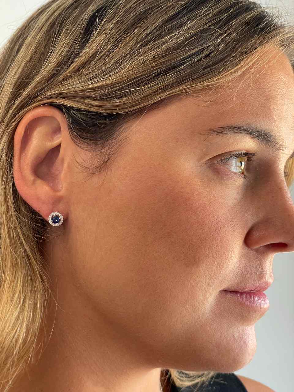 Pendiente GAC oro blanco de 18 ktes centro color rodeado de brillantes