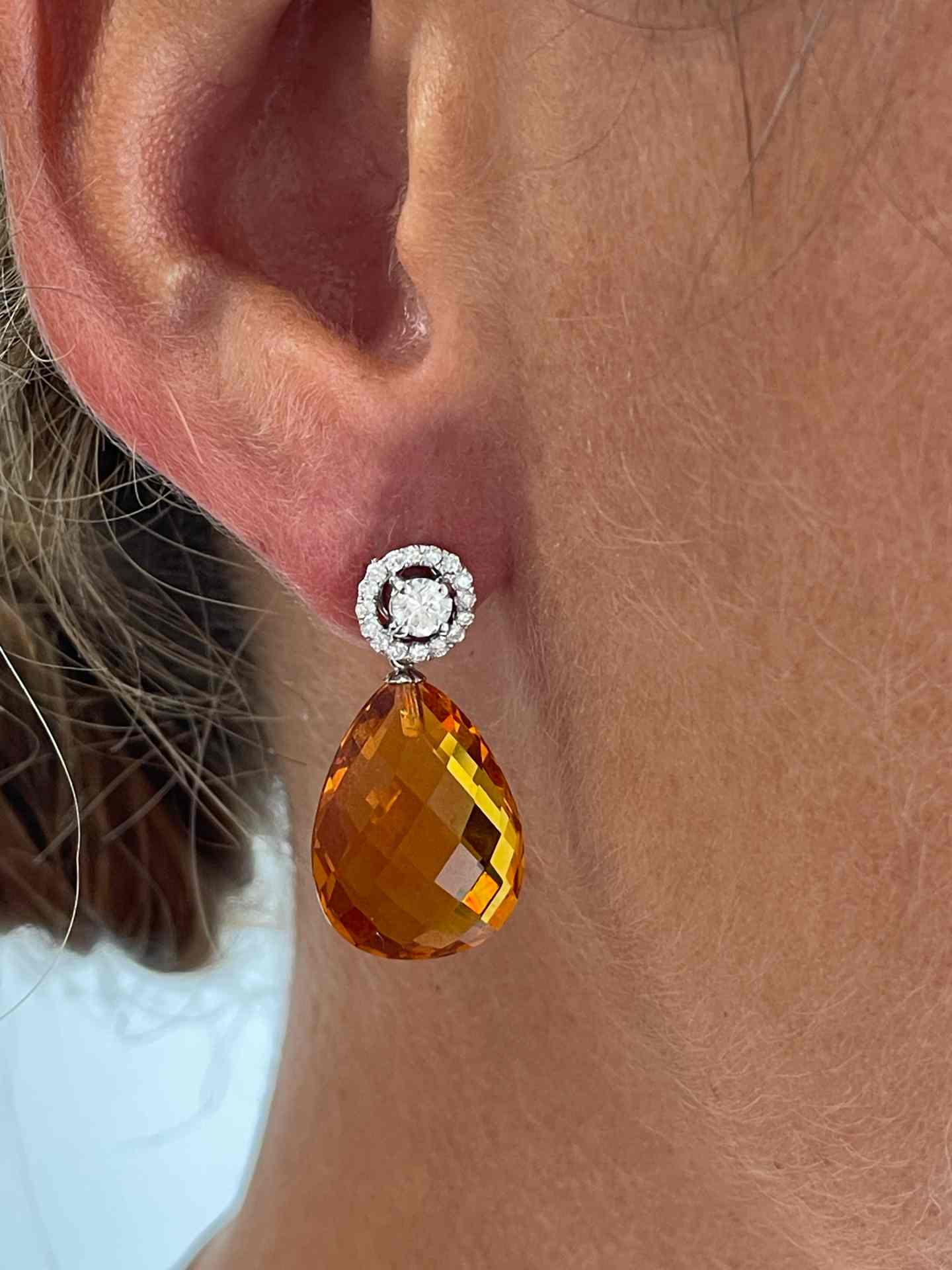 Pendientes FERRARA solitario rodeado de brillantes oro blanco 18 ktes