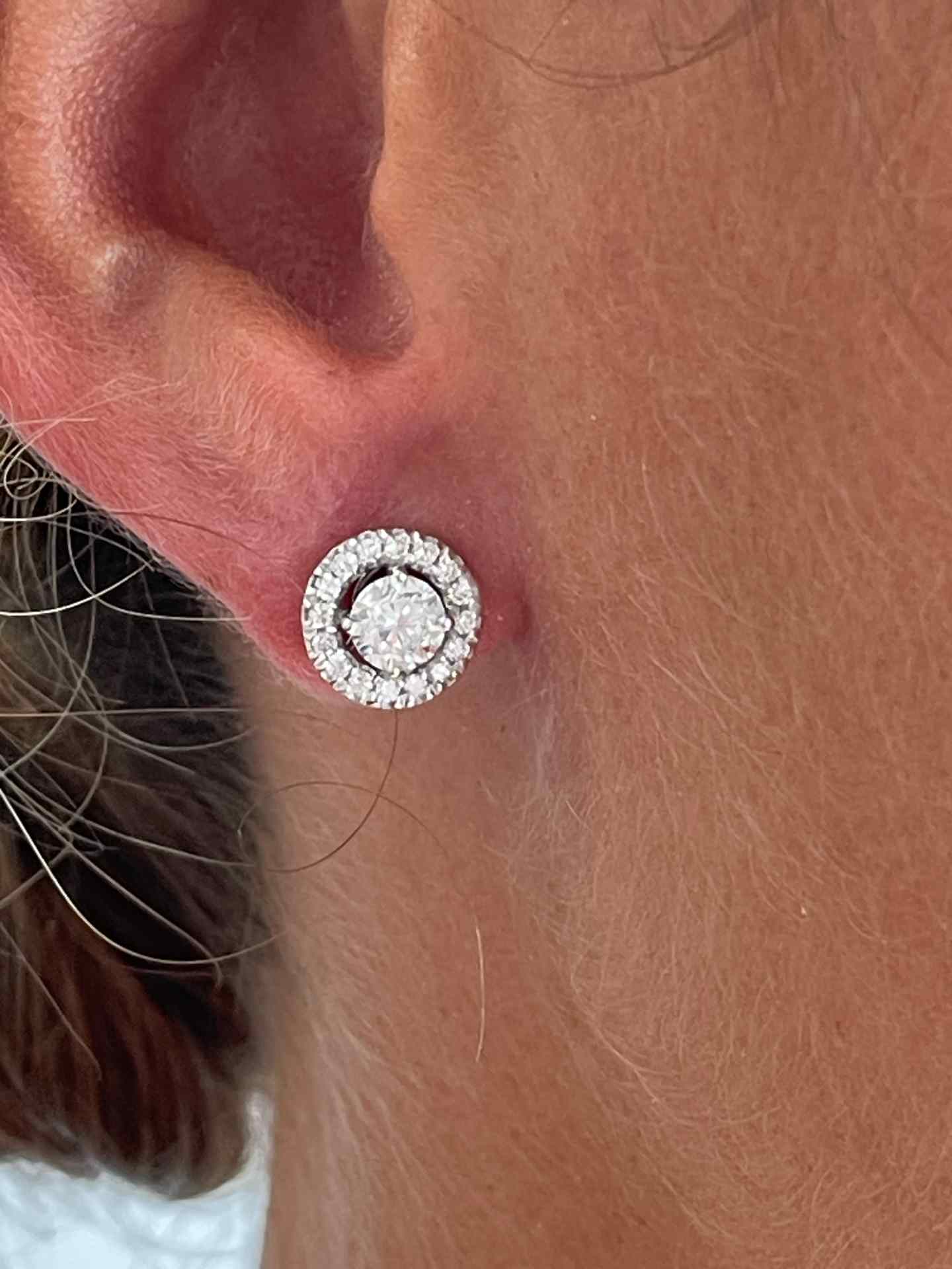 Pendientes FERRARA solitario rodeado de brillantes oro blanco 18 ktes