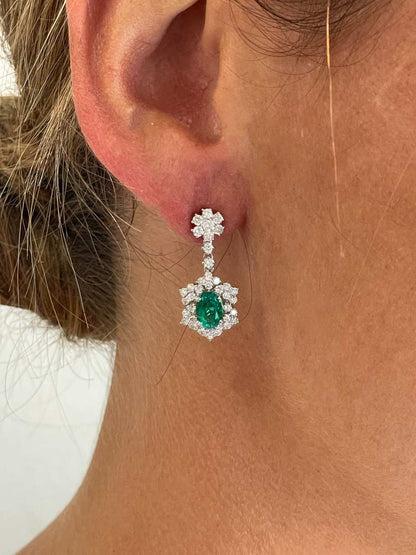 Pendientes TUNO largos oro blanco 18 ktes roseta esmeralda y brillantes