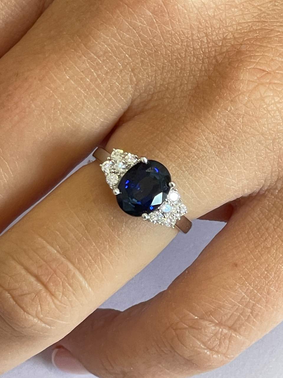 Anillo ARTEIXO clásico en oro blanco de 18 kts con brillantes y zafiro.