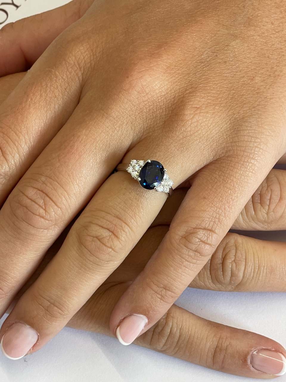 Anillo ARTEIXO clásico en oro blanco de 18 kts con brillantes y zafiro.