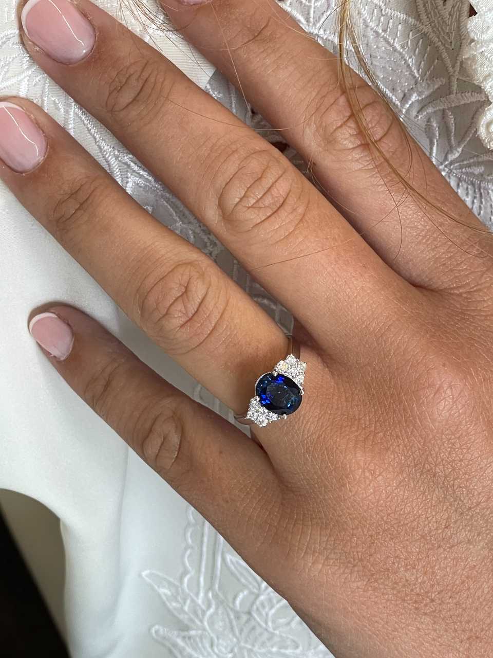 Anillo ARTEIXO clásico en oro blanco de 18 kts con brillantes y zafiro.