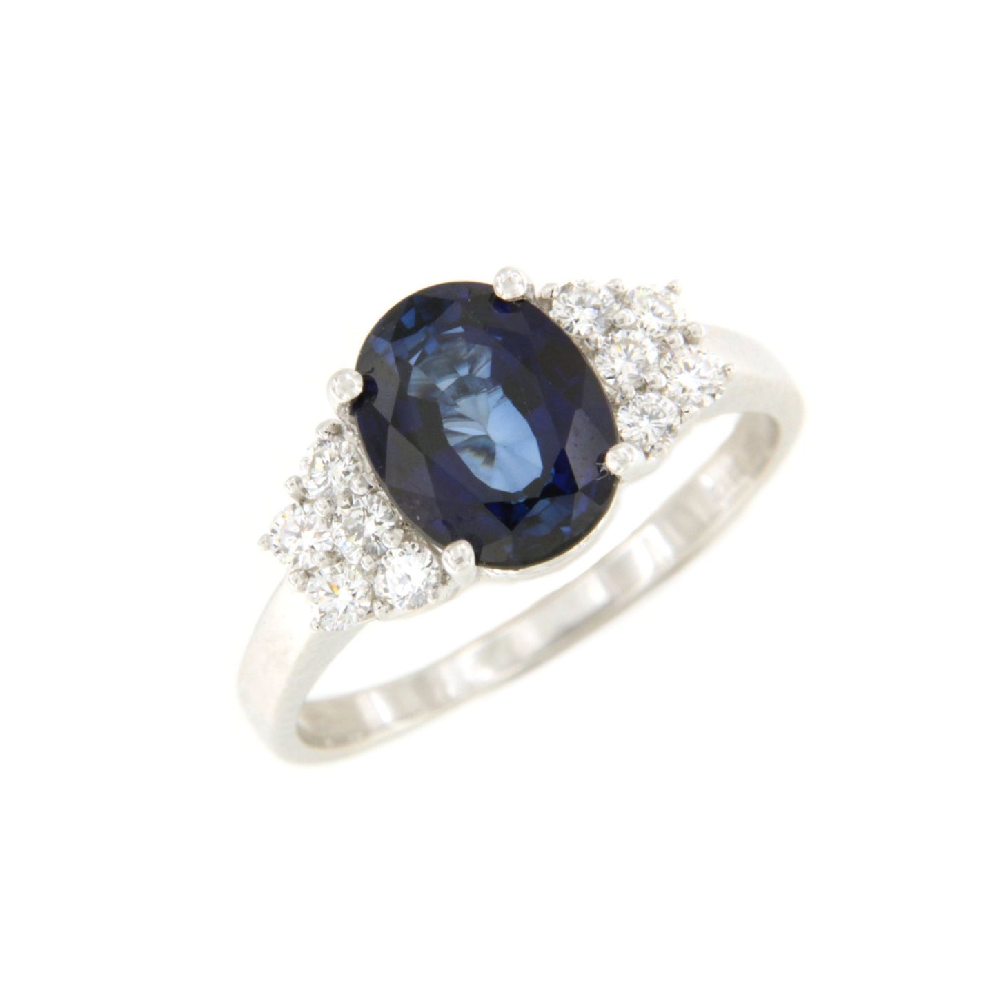 Anillo ARTEIXO clásico en oro blanco de 18 kts con brillantes y zafiro.