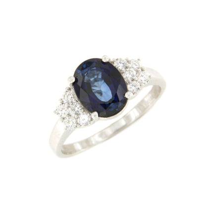 Anillo ARTEIXO clásico en oro blanco de 18 kts con brillantes y zafiro.