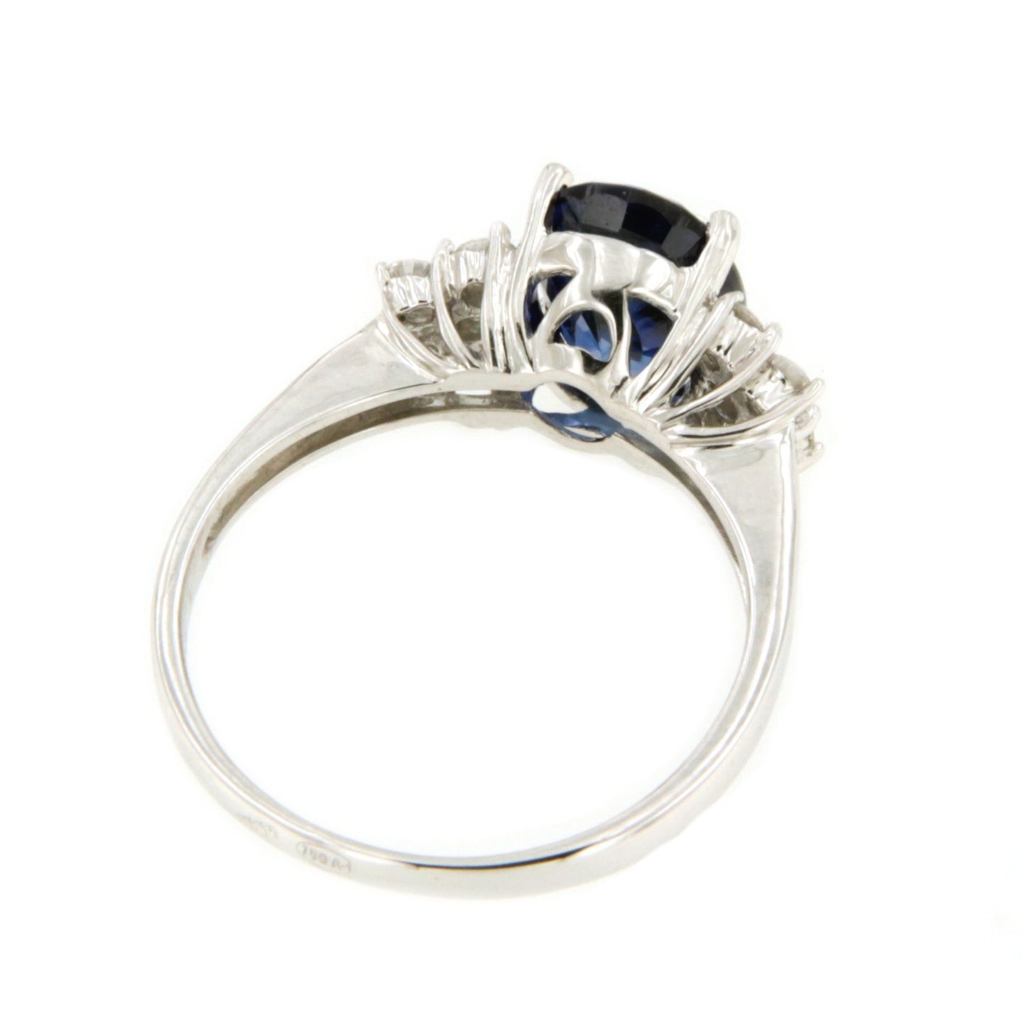 Anillo ARTEIXO clásico en oro blanco de 18 kts con brillantes y zafiro.