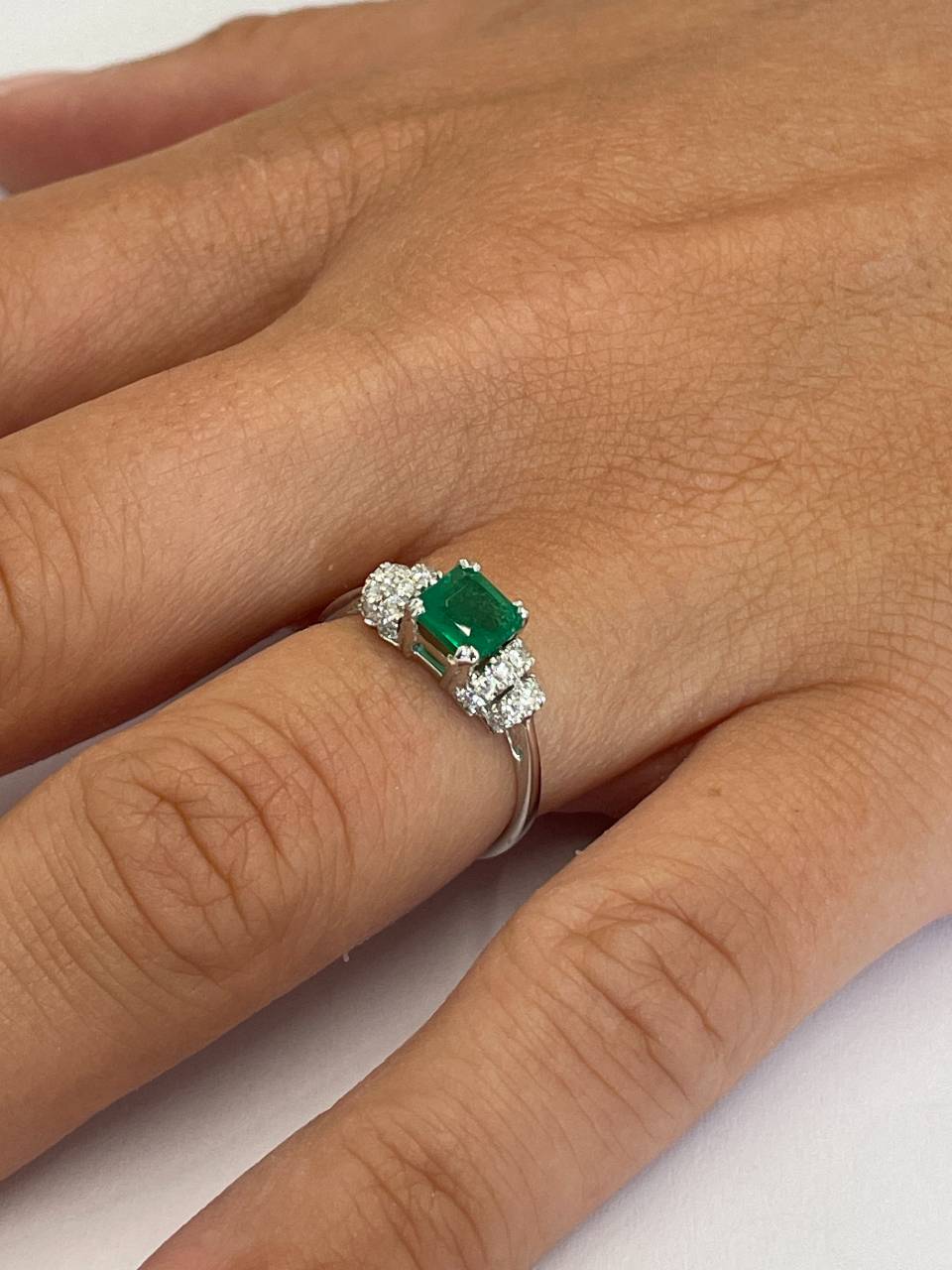 Anillo SADA esmeralda y brillantes en oro blanco de 18 ktes.