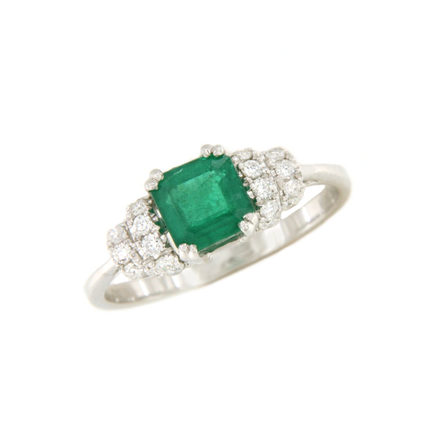 Anillo SADA esmeralda y brillantes en oro blanco de 18 ktes.
