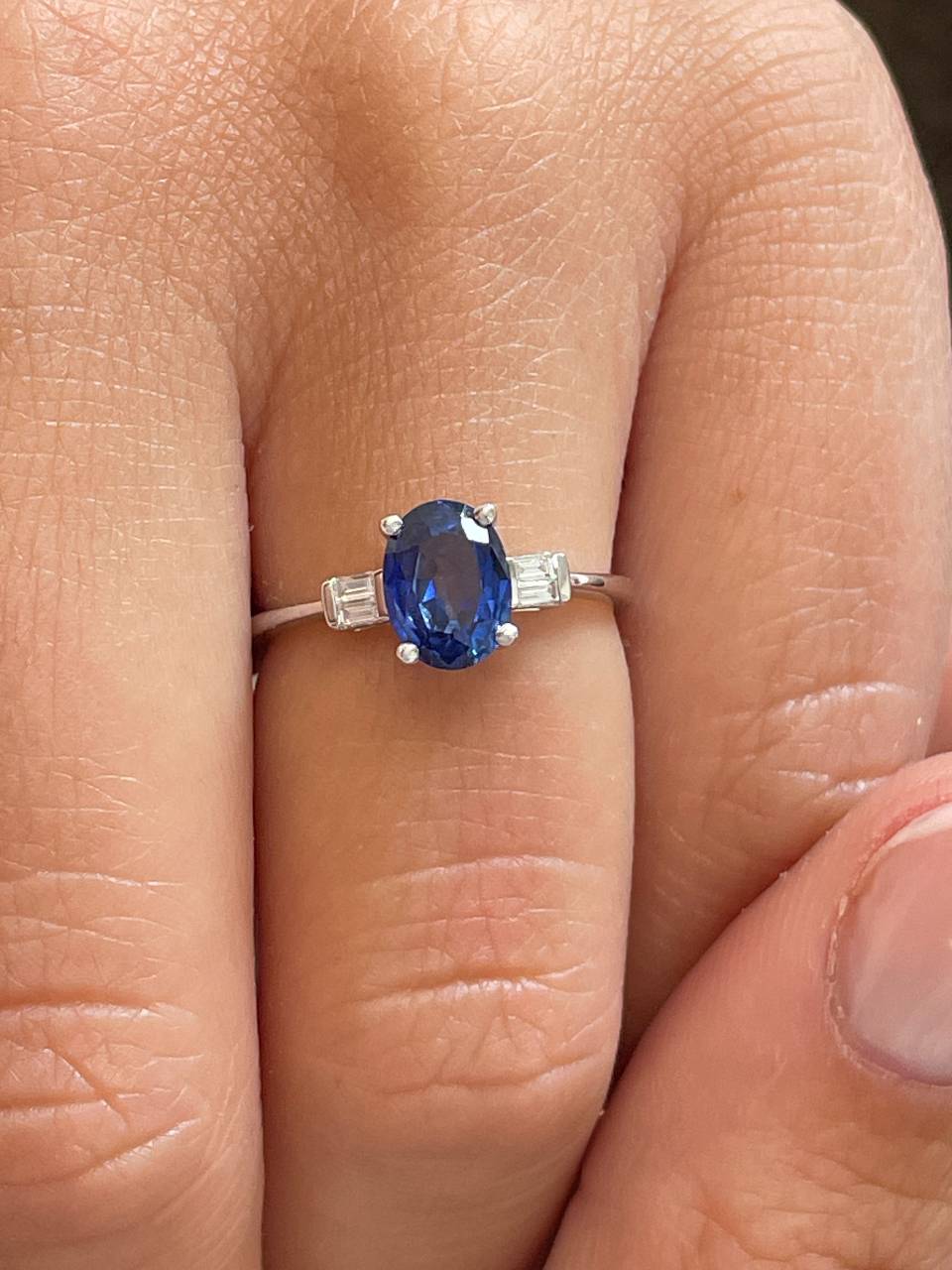 Anillo MUROS en oro blanco 18 ktes con zafiros y baguettes de diamantes.