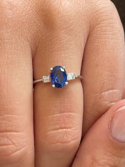 Anillo MUROS en oro blanco 18 ktes con zafiros y baguettes de diamantes.