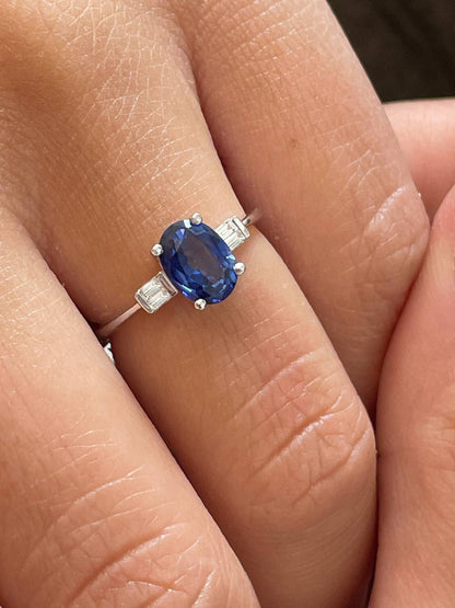 Anillo MUROS en oro blanco 18 ktes con zafiros y baguettes de diamantes.