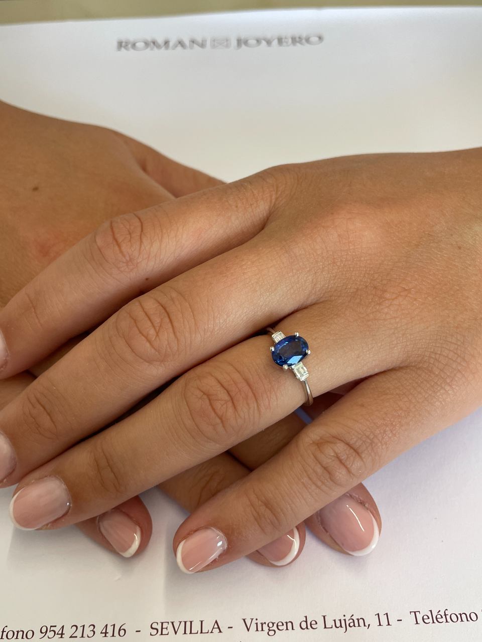 Anillo MUROS en oro blanco 18 ktes con zafiros y baguettes de diamantes.