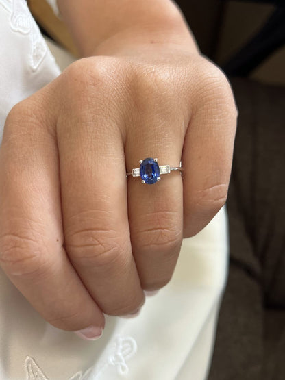 Anillo MUROS en oro blanco 18 ktes con zafiros y baguettes de diamantes.