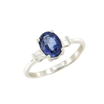Anillo MUROS en oro blanco 18 ktes con zafiros y baguettes de diamantes.