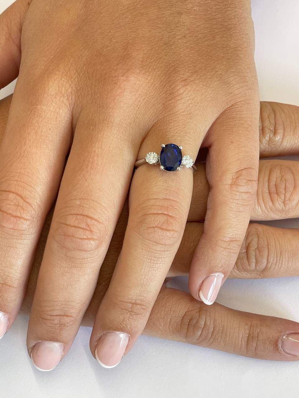 Anillo NOIA de zafiro con brillantes en oro blanco 18 ktes.