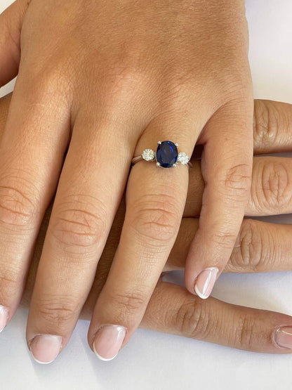 Anillo NOIA de zafiro con brillantes en oro blanco 18 ktes.