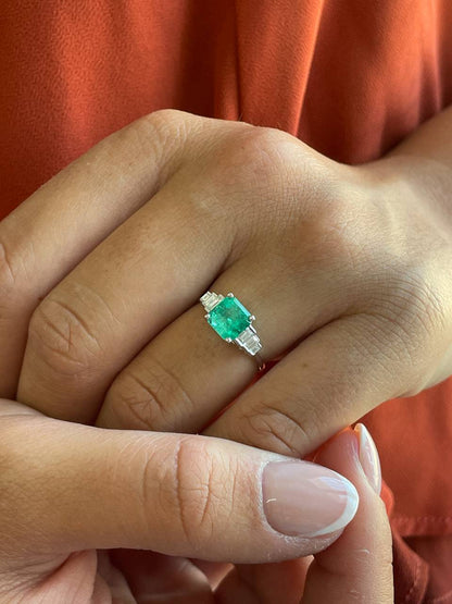 Anillo CARAMBOLA esmeralda colombiana y baguettes en oro blanco 18 ktes