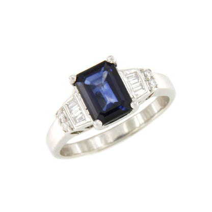 Anillo POIO centro zafiro y diamantes en oro blanco 18 ktes.