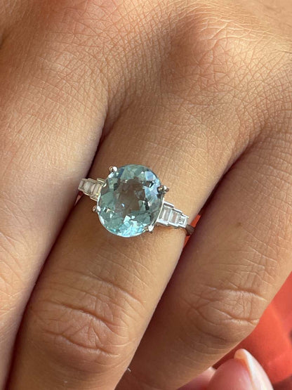 Anillo SORVA oval de aguamarina y baguettes en oro blanco 18 ktes