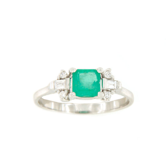 Anillo SUTTON  esmeralda, brillantes y baguettes en oro blanco de 18 ktes.