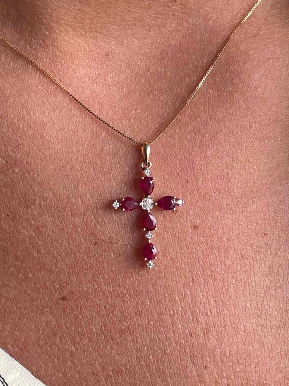 Cruz ZARELA en oro 14 ktes con brillantes y zafiro/rubíes