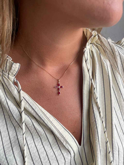 Cruz ZARELA en oro 14 ktes con brillantes y zafiro/rubíes
