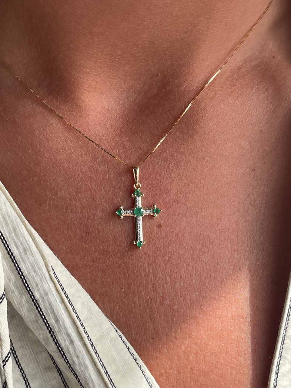 Cruz CLARIVA en oro 14 ktes con brillantes y zafiro/esmeralda
