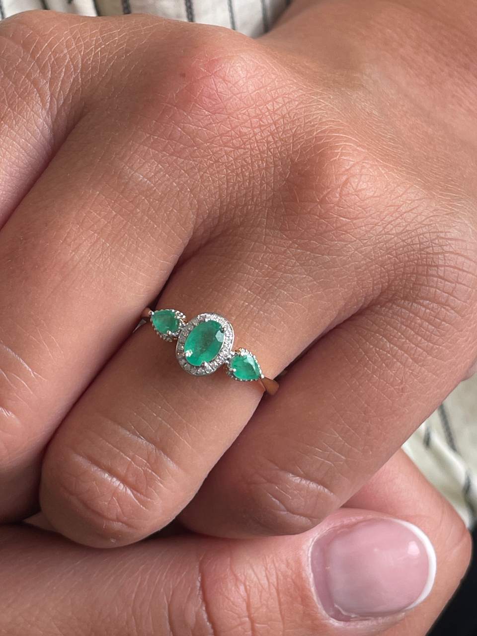 Anillo LUMARA con brillantes en oro amarillo de 14 ktes y esmeraldas