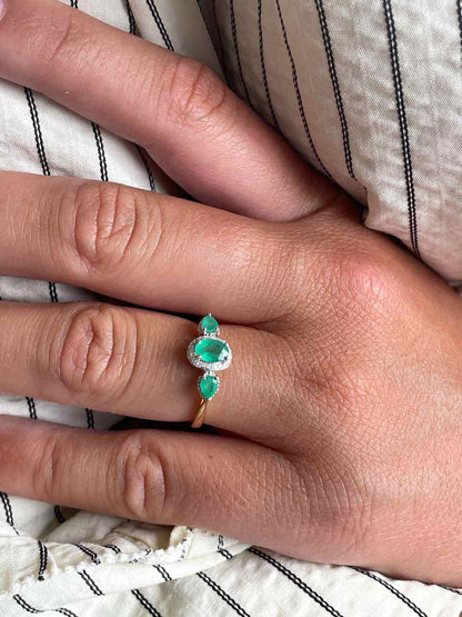 Anillo LUMARA con brillantes en oro amarillo de 14 ktes y esmeraldas