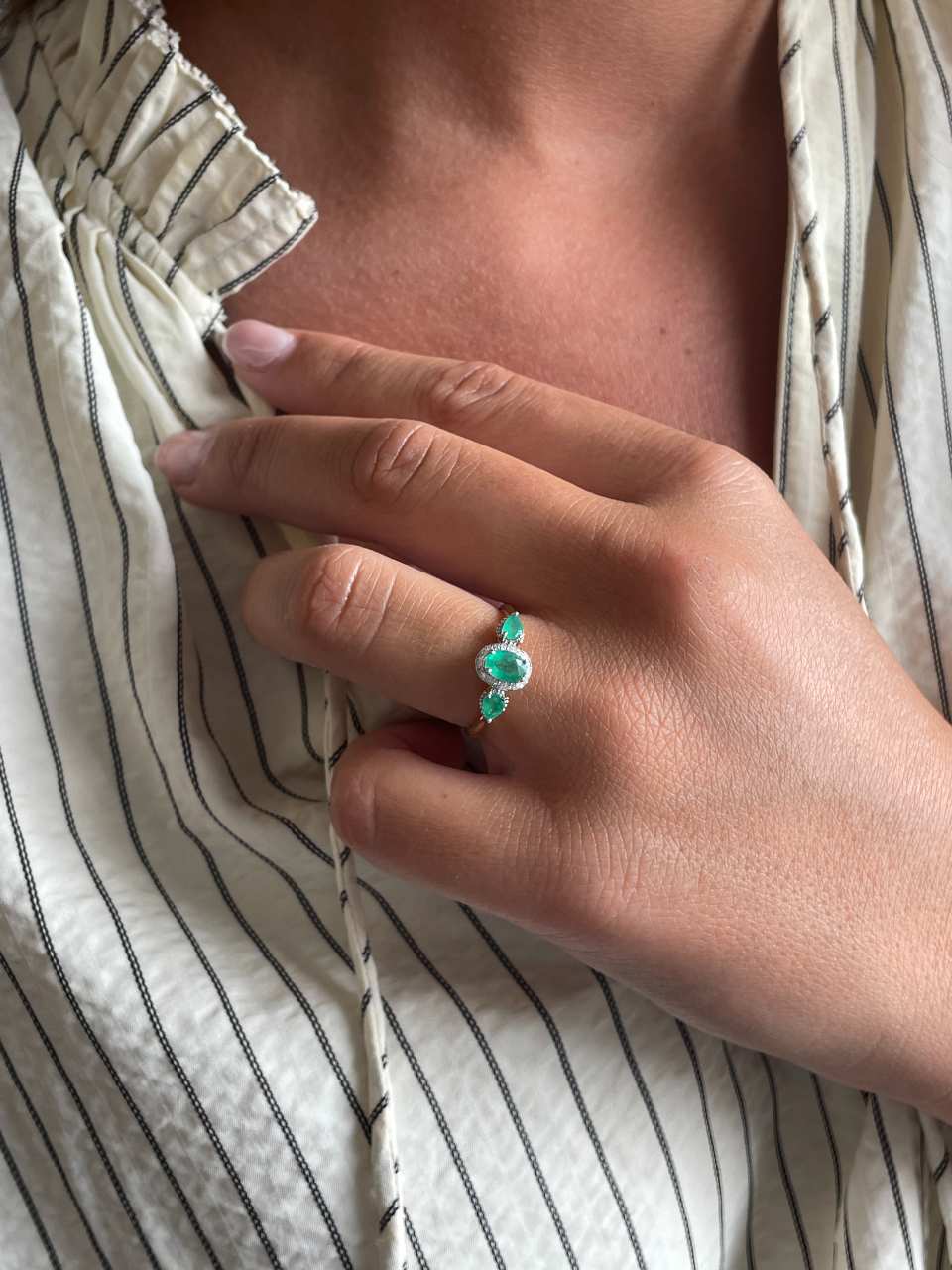Anillo LUMARA con brillantes en oro amarillo de 14 ktes y esmeraldas