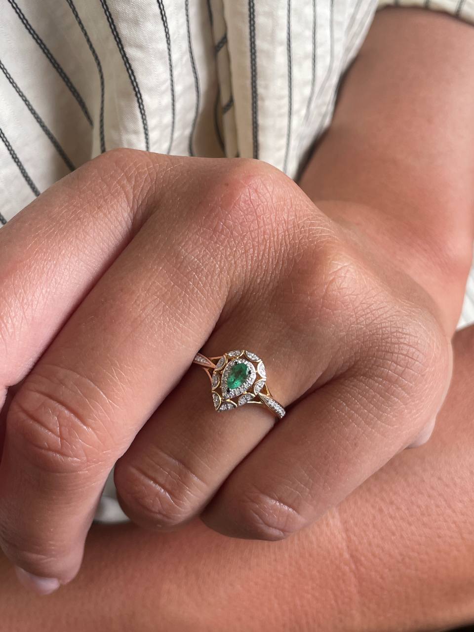 Anillo SAIREN con brillantes en oro amarillo de 14 ktes y esmeraldas