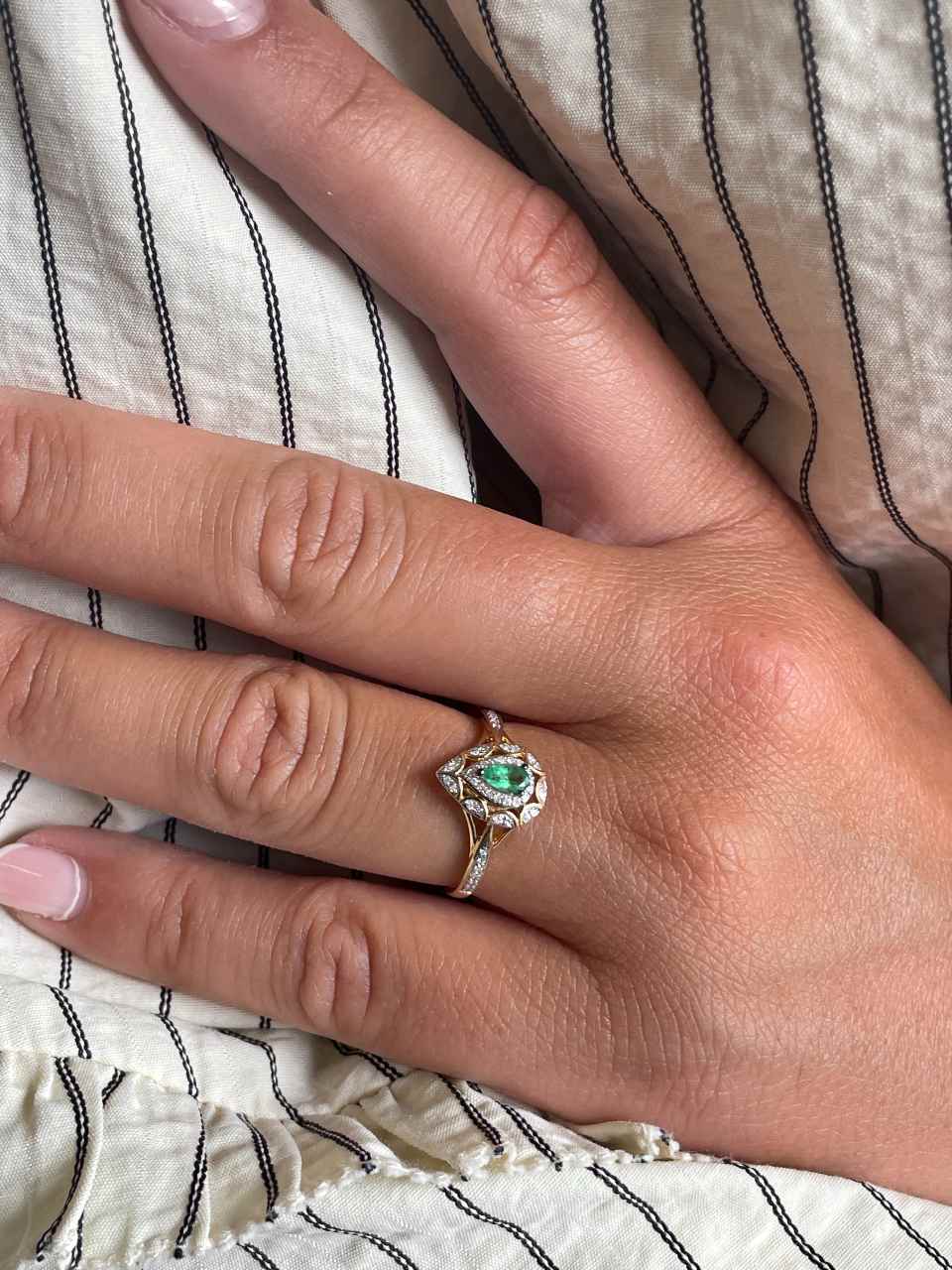 Anillo SAIREN con brillantes en oro amarillo de 14 ktes y esmeraldas