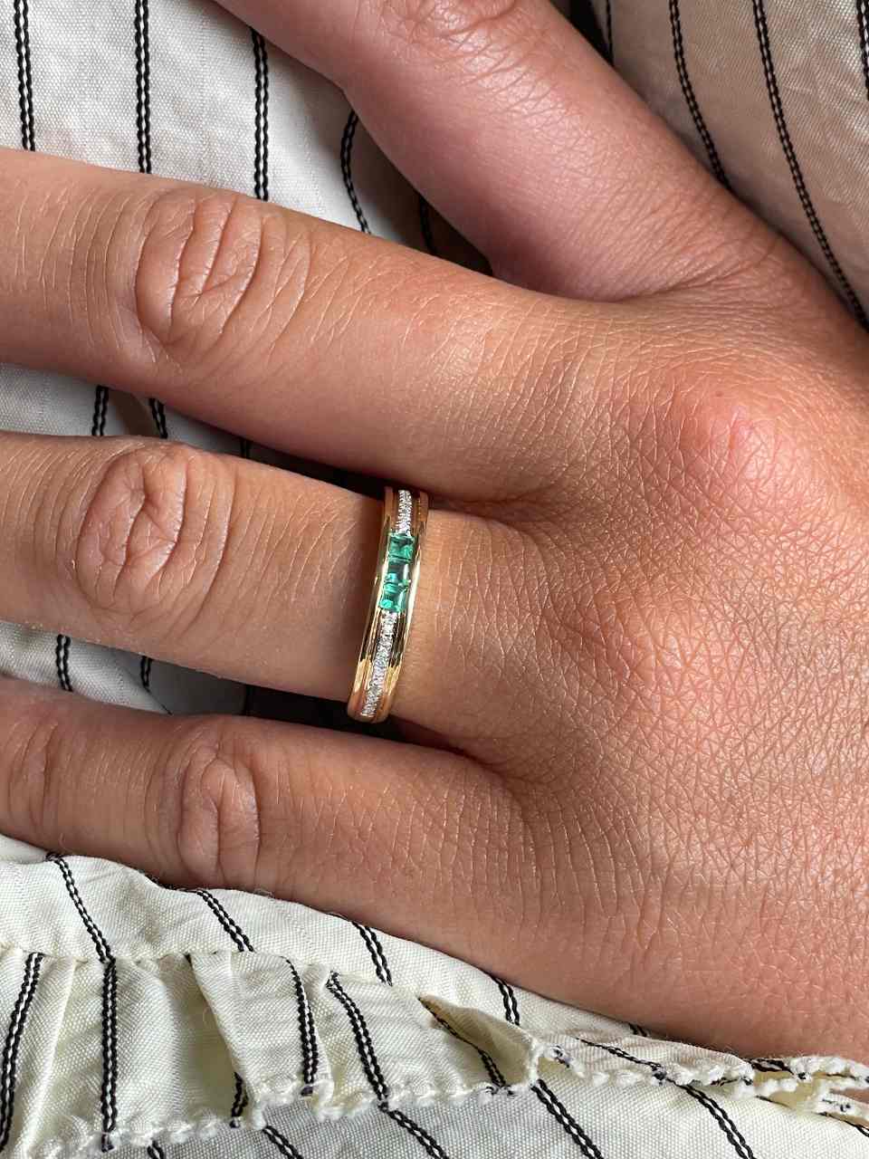 Anillo TISARA alianza con brillantes en oro amarillo de 14 ktes y rubies/esmeraldas
