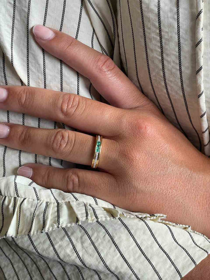 Anillo TISARA alianza con brillantes en oro amarillo de 14 ktes y rubies/esmeraldas