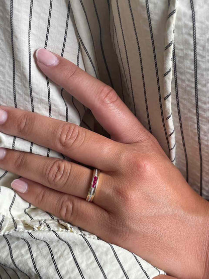 Anillo TISARA alianza con brillantes en oro amarillo de 14 ktes y rubies/esmeraldas