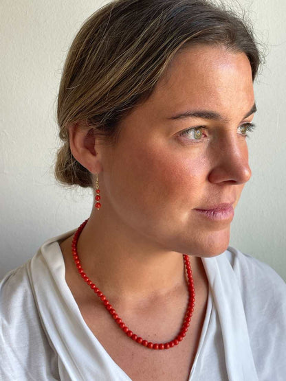 FINGI earring in 18-karat yellow gold and coral beads.